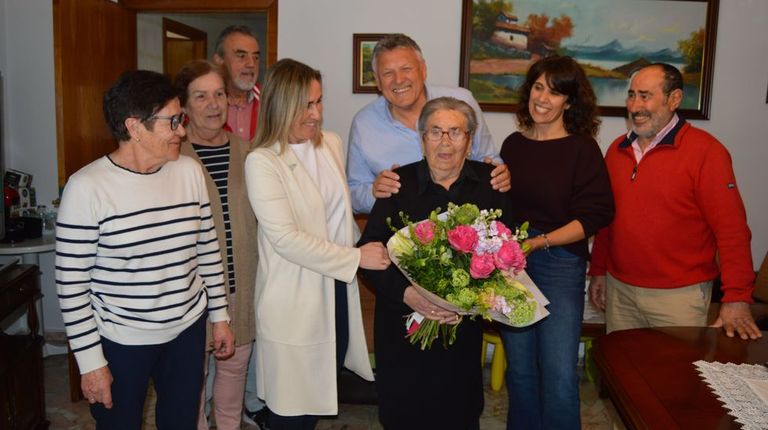 Carmen Uhía, vecina de Portonovo, sigue paseando a sus 102 años: «Chego ata Canelas»