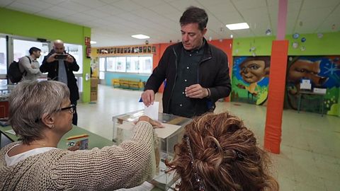 El delegado del Gobierno, José Ramón Gómez Besteiro, votando en el colegio Rosalía de Castro de Lugo