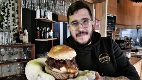 Martín posa con la hamburguesa con la que compitió en Salón Gourmet en Madrid
