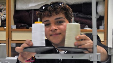 Mario Lorenzo, alumno de Confección e Moda, en la máquina de coser