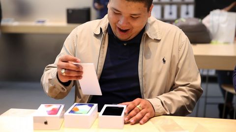 La puesta a la venta del nuevo dispositivo de Apple, el iPhone X, ha provocado colas y ha generado gran expectacin en los 55 pases donde se ha lanzado
