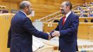 El presidente del Senado, Pedro Rollán (a la izquierda) saluda al expresidente de Aragón, el socialista Javier Lambán, antes de comenzar el pleno