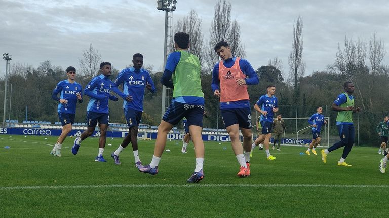 Fede Viñas, con peto naranja, entrenando en El Requexón