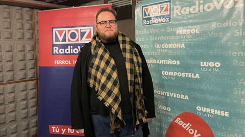 Enrique Ramil, en los estudios de Radio Voz Ferrol.