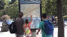 Unos turistas consultan un plano de Oviedo en la calle Ura.Unos turistas consultan un plano de Oviedo en la calle Ura