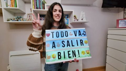 Aitana Franco Fernández, en su casa de Rouxique, en Vilalonga (Sanxenxo), es sorda de nacimiento y logró un premio de  ESO al esfuerzo y la superación personal