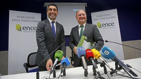 El delegado territorial de la Xunta en Pontevedra, Luis López, y el delegado territorial de Ence en Galicia, Antonio Casal, este jueves