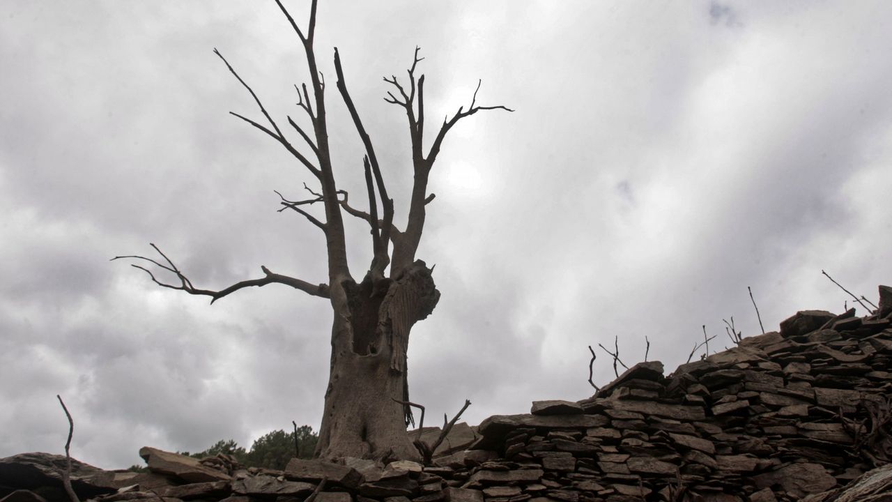 Galicia a oscuras por la Hora del Planeta.El embalse de Vilasouto el pasado septiembre, tras un ao de sequa