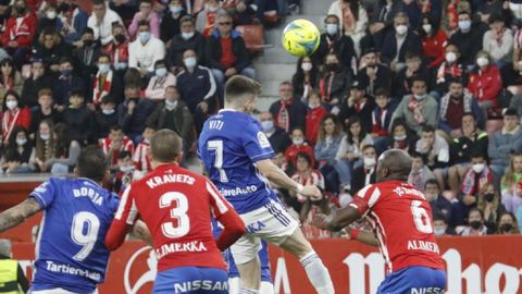 Viti trata de rematar un centro ante la oposici�n de Babin durante el derbi