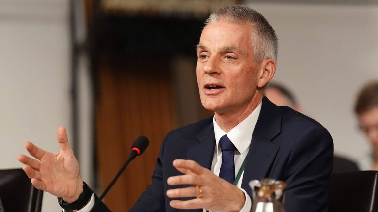 Dimite el director general de la BBC, Tim Davie, acusado de manipular declaraciones de Trump