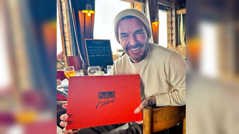 Fotografía de Beckham con una caja de conservas de Los Peperetes