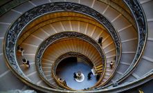 Bramante traslad a la escalera del Vaticano -hoy es la salida de los museos- el valor del infinito que debe ofrecer la Iglesia.