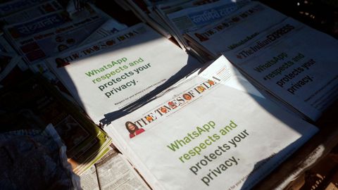 WhatsApp defiende su nueva política de privacidad en las portadas de los diarios de La India.