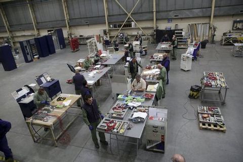 isowat.ISOWAT: En liquidación. Los 78 trabajadores de Isowat están en manos de un administrador concursal desde mayo. «A oferta de compra proposta non inclúe os postos de traballo, polo que non hai ningunha oferta», zanja Cándido López Gorostiaga, del comité de empresa. Exigen la intervención de la Xunta. «En Castela e León (Isowat tiene allí otra planta) están máis implicados. Sentímonos desamparados. Chámannos clientes preocupados. Ninguén máis sabe facer en Galicia o noso traballo», dice López.