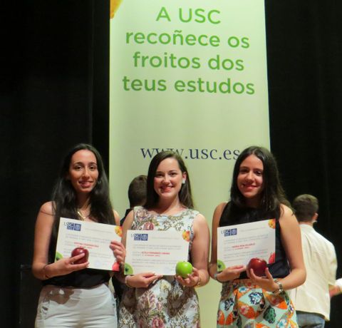 Las tres alumnas con sus diplomas en Santiago de Compostela.