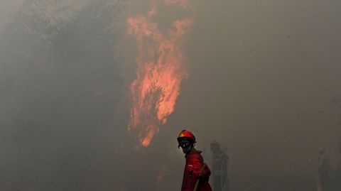Un bombero trabaja en la extincin de un incendio en el pueblo de Freixo, en Marco de Canaveses, en el norte del pas