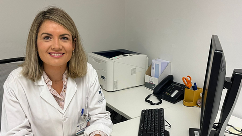 La doctora Riesco en su consulta.