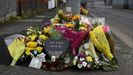 Flores y velas en el lugar donde mataron a Lyra McKee en Londonderry