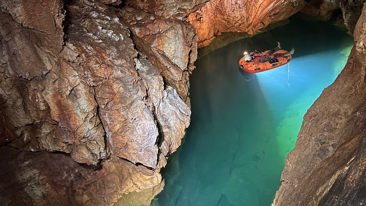 Exploracin de parajes desconocidos en la cueva de Aradelas