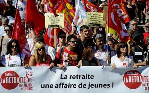 Miles de franceses protestaron ayer en la calle contra la reforma de las pensiones.