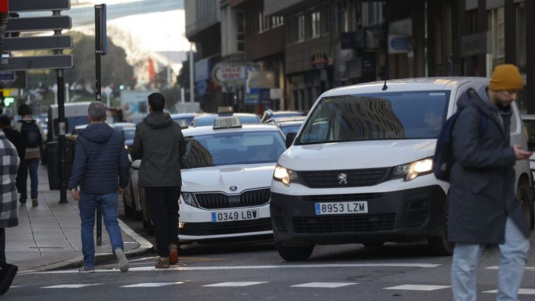El cruce de Rubine y Modesta Goicouría tendrá balizas semafóricas en el pavimento para peatones que cruzan mirando el móvil