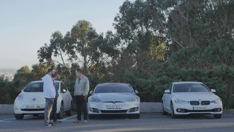 De izquierda a derecha: Un Nissan Leaf, un Tesla Model S y un BMW 330 ePerformance
