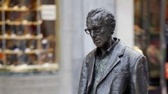 La estatua del cineasta Woody Allen en Oviedo