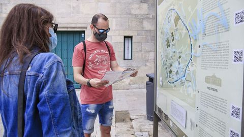 Turistas viendo un plano de la ciudad