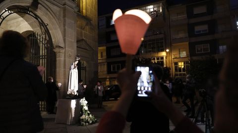No hubo procesión de Fátima pero algunos fieles se dieron cita en torno a la imagen de la virgen en el atrio del templo de O Couto