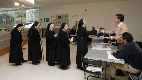 Un grupo de monjas votando en el CGAC, en Santiago, este pasado 18 de febrero