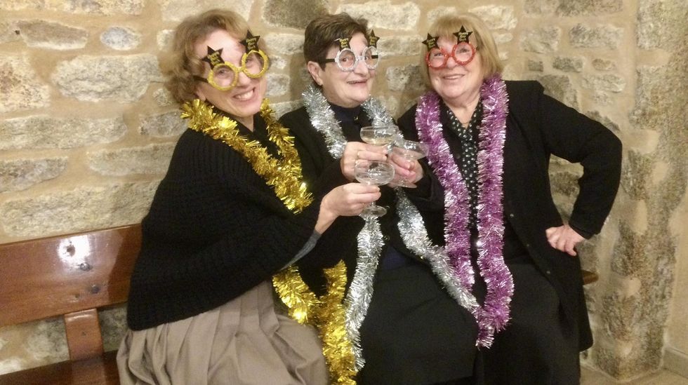 Teresa Ferreira, Caridad Albela e Sara Rodr�guez, as integrantes de Tet� Teatro, nunha navide�a estampa.