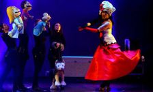 El musical se presenta esta tarde en la Casa de Cultura de Burela con los populares Bolechas.
