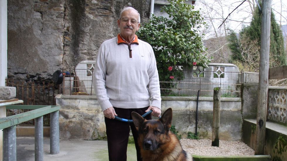 Ángel Pérez con su perro Tak, en una foto de archivo