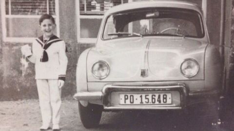Carlos Fernández Coto el día de su primera comunión en A Estrada en los años sesenta junto a un Renault Gordini de la época