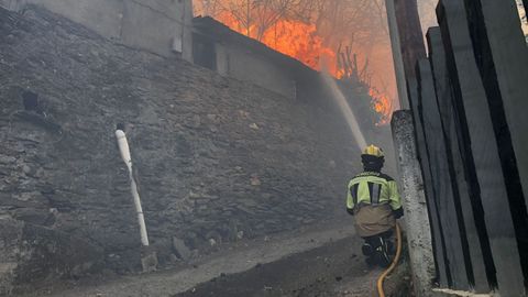 Incendio de viviendas en Domiz, en Carballeda de Valdeorras