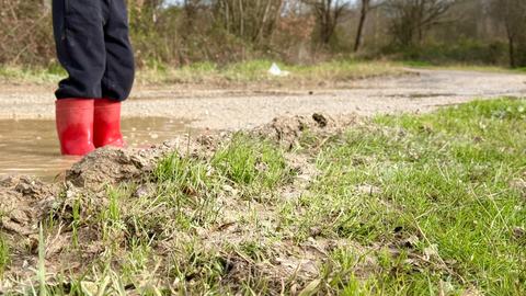Un ni�o pisando un charco.Un ni�o aprende a trav�s de las experiencias reales