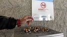 Cenicero y cartel de prohibido fumar en la entrada del Hospital Clínico de Santiago
