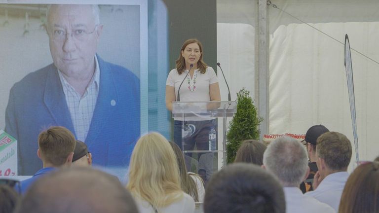 Carmen Lence, de pie, interviniendo en el acto del pasado domingo