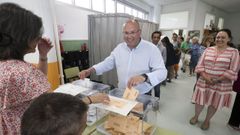 Miguel Tellado votó en el colegio Cruceiro de Canido, en Ferrol