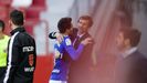 Johannesson y Cuco Ziganda se abrazan para celebrar el 1-0 ante el Sporting en el derbi