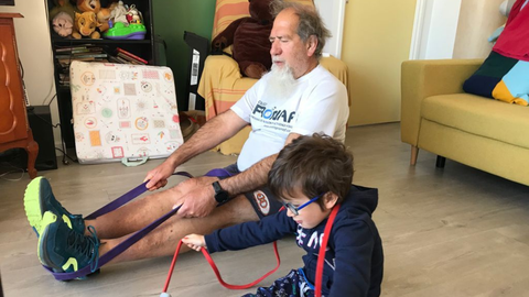 Vicente Hernndez entrenando con su nieto, Nekatz, de cinco aos. 