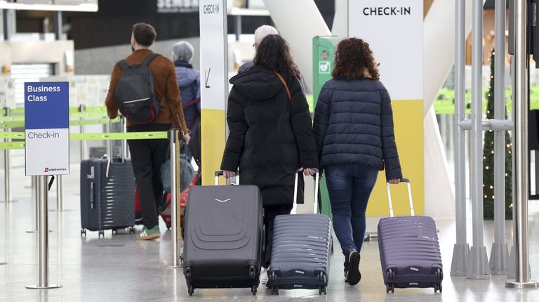 Tenerife y Suiza tiran de la demanda aérea en el aeropuerto de Compostela