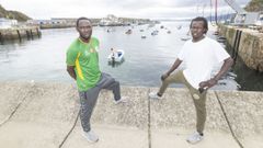 Foto de archivo de dos marineros senegaleses en el puerto de Malpica
