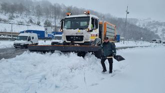 La nieve bloquea el tránsito de camiones en la A-6 a la altura de Pedrafita