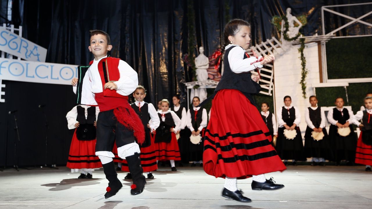 Pistoletazo de salida en las casetas de la Festa do Albario.La feria del Alfaroleiros en el parque Luis Seoane de Santa Cruz