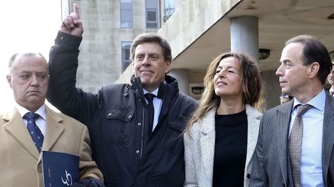 Juan Carlos Quer, acompaado de sus abogados, seala al cielo en recuerdo a su hija, tras conocerse el veredicto de culpabilidad
