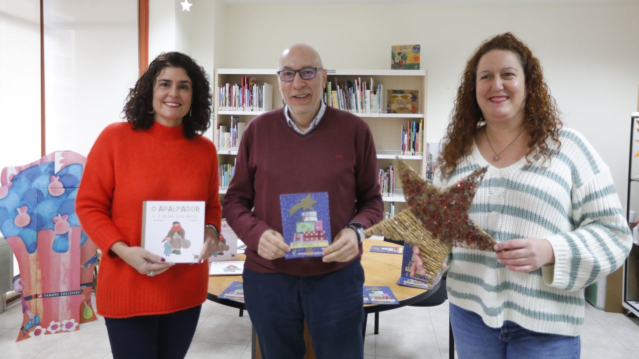 Suso Palmas y Patricia Cardama (en el centro de la foto) posan junto a sus hijos Bryan y Nerea en el restaurante familiar inaugurado el da 4, el Bar Palmas. Afincados en el barrio, no tienen ms que palabras de agradecimiento hacia sus vecinos de Vite por la buena que dieron al negocio, as como al resto de personas que ya han ido por all en estas ltimas semanas.
