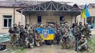 Tropas ucranianas posan para una foto tras tomar una posición ocupada por Rusia.