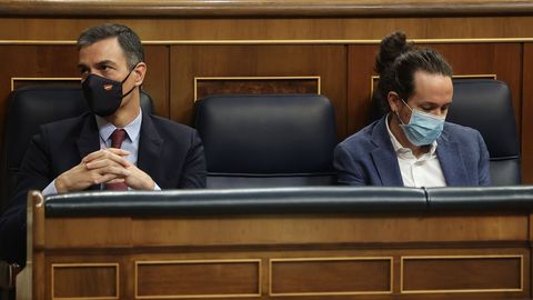 Pedro Snchez y Pablo Iglesias, durante la mocin de censura de Vox   