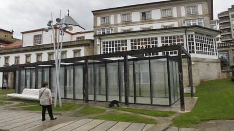 Pérgola acristalada construida en los jardines de San Francisco frente al Parador de Turismo, que continúa en desuso.